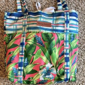 TOMMY BAHAMA 2-PC
SET Outdoor Water
Repellent Reversible Blanket & Bag‎ Floral